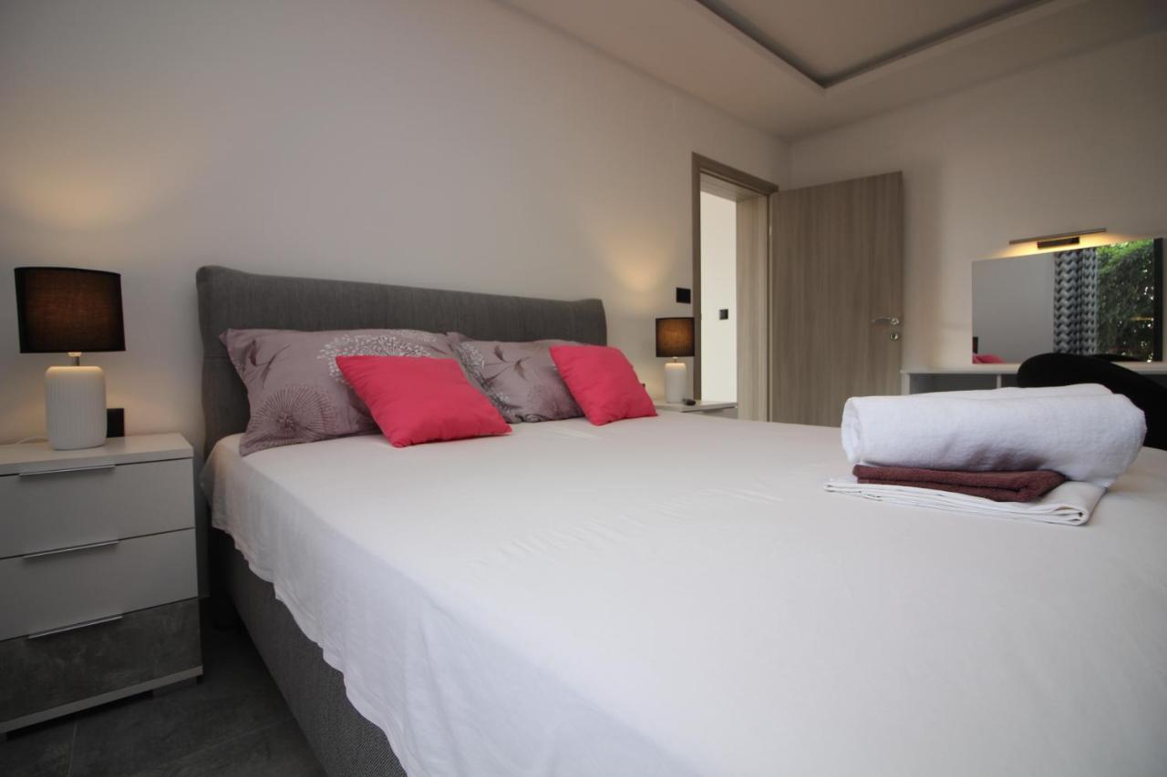 Apartments Toni Primošten Buitenkant foto
